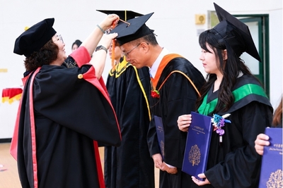 中華醫大畢業典禮，李碧娥校長為畢業生代表撥穗及頒發畢業證書。