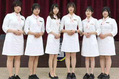 生醫美容保健科系學生完成授服繫領巾儀式後，美麗出擊、帶薪實習。