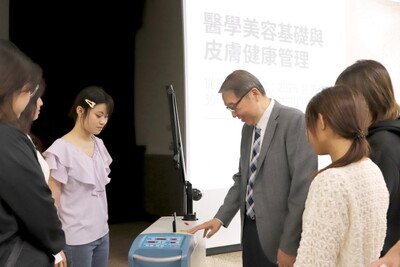 許乃仁醫師現場示範及解說雷射儀器操作，近距離指導學生