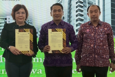 中華醫大校長李碧娥博士（左）和穆罕默德大學校長Dr. Mundakir, S.Kep., Ns., M.Kep.（中）代表兩校簽署合作備忘錄