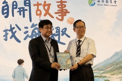 中華醫大幼保系鄭博真老師創作的《烏魚的冬季旅行》兒童繪本，由海洋委員會出版發行，副主委吳欣修贈書給作者 (右)。