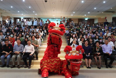 中華醫大丙午馬年新春團拜國軍舞獅社團特別蒞校表演祥獅獻瑞迎春納福助興，祝福華校運昌隆