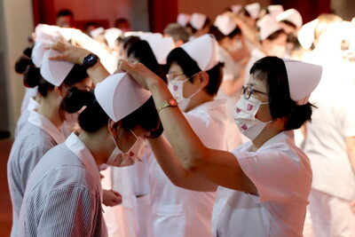 中華醫大護理系加冠典禮，學生依序上台接受師長加冠
